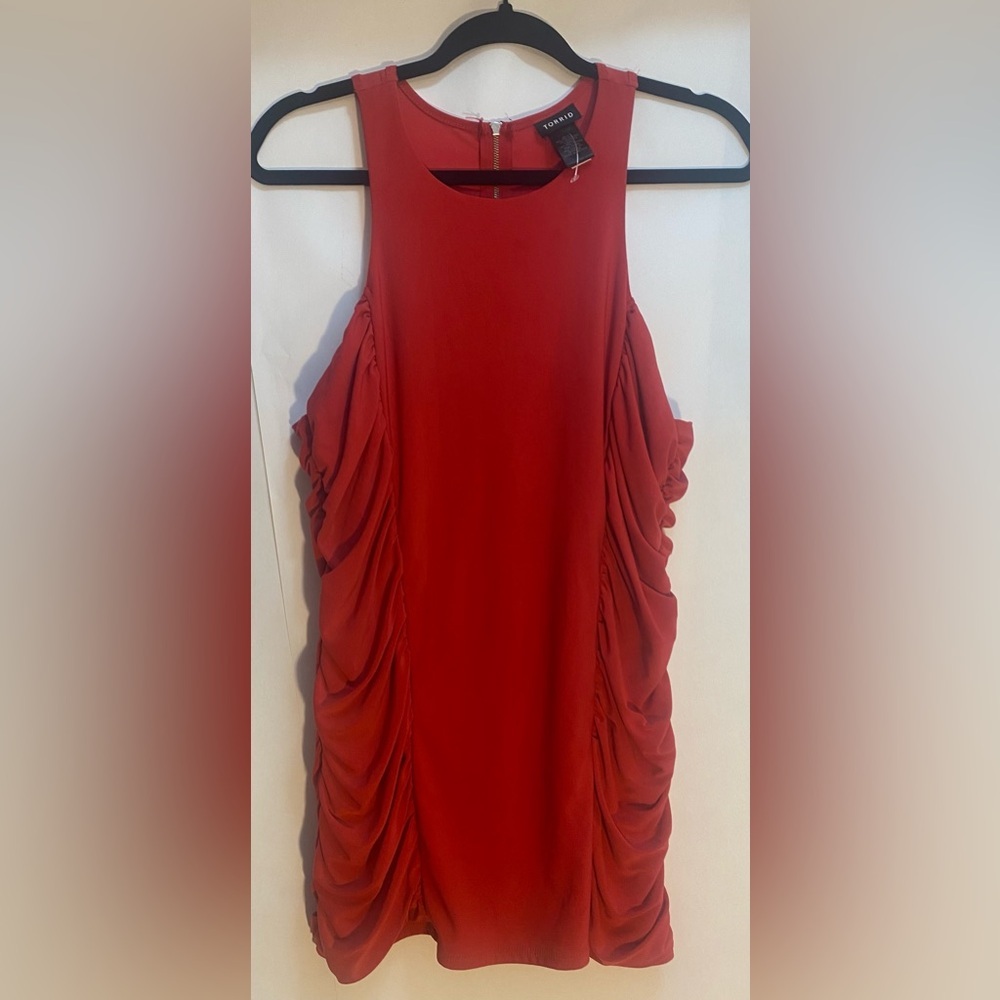 Torrid Woman's Red Flattering Side Gathered Red Top Size 1 -14/16 - 1X NWOT